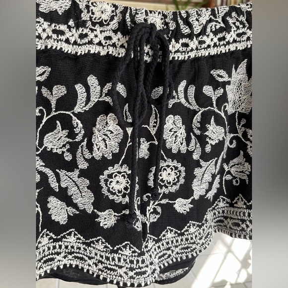 Urban Outfitters Ecote Embroidered Shorts - Picture 4 of 10